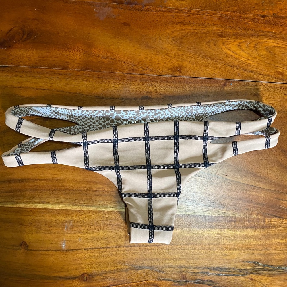 Acacia bottom